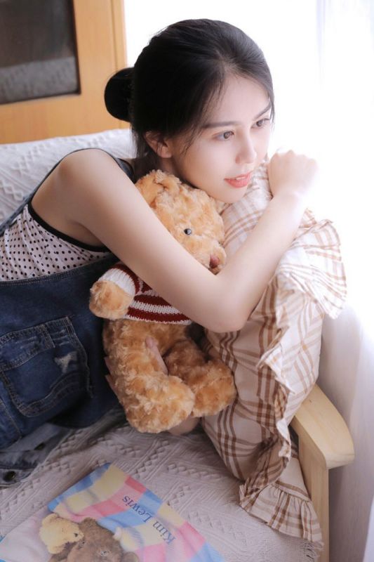 95后青春少女沙发上背带裤吊带脱落性感诱惑写真