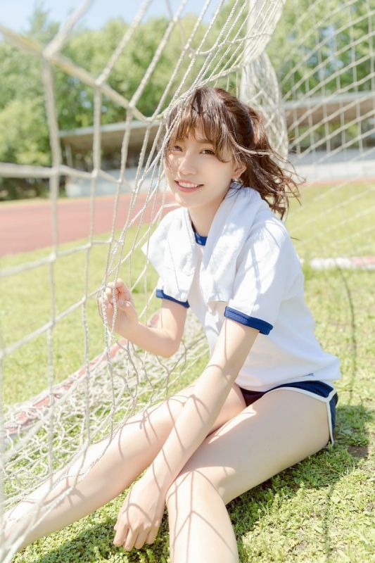 皮肤白皙清纯学生小妹子运动装性感操场阳光养眼诱惑写真