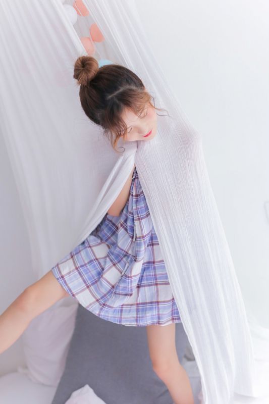 嫩滑白皙雪肤少女模特私房床上吊带裙子慵懒悠闲生活写真