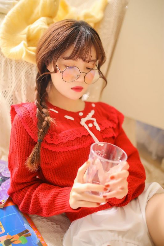 复古文艺小少女红色毛衣性感热裤美腿私房写真