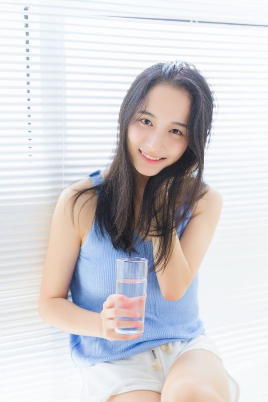 淡妆白皙清纯美女闺房大胆蓝色吊带酥胸性感高清写真