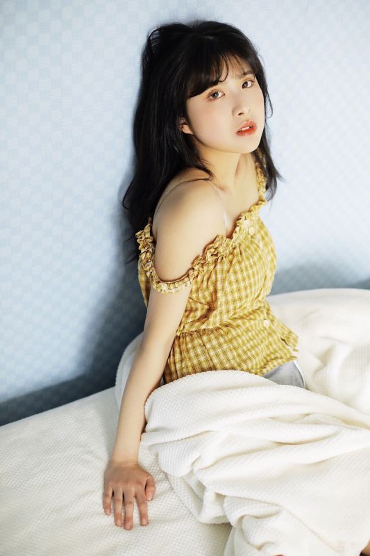 冷艳床上美女露肩吊带内衣养眼清纯风骚大尺度私房图片