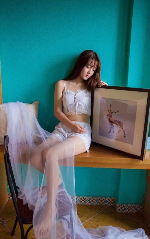 蕾丝内衣长腿美女吊带睡衣诱惑性欲欲罢不能写真图片