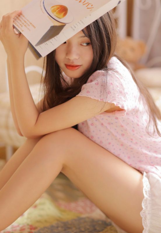冷艳少女私房抚媚丰腴身材养眼内衣图片