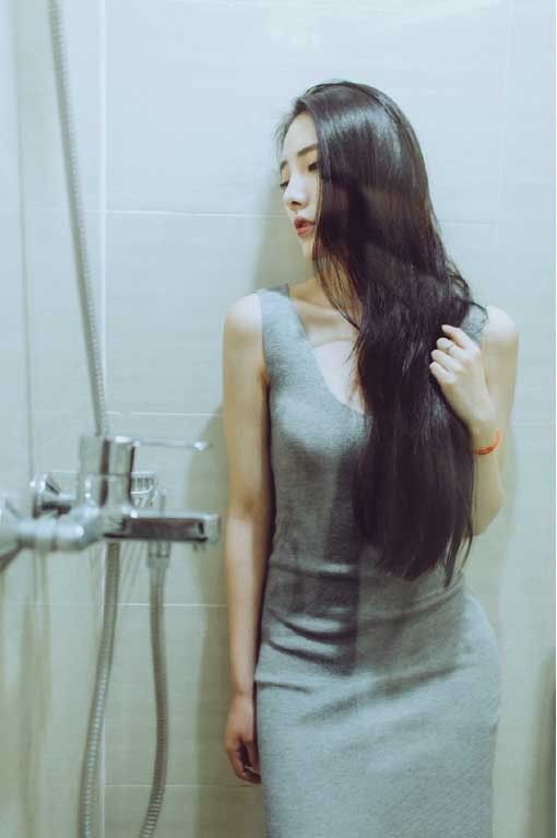 极品御姐美女红唇爆乳浴室大胆湿身惹火福利写真