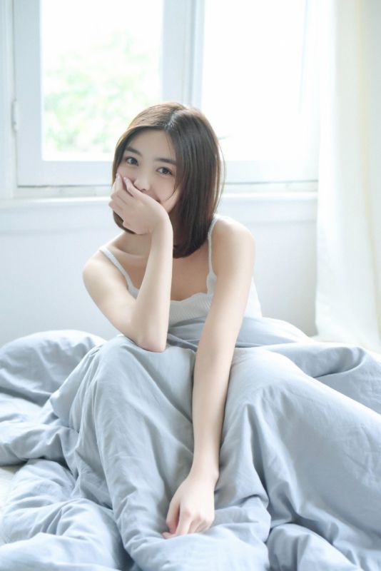 美乳美女床上性感酥胸吊带私房诱惑写真