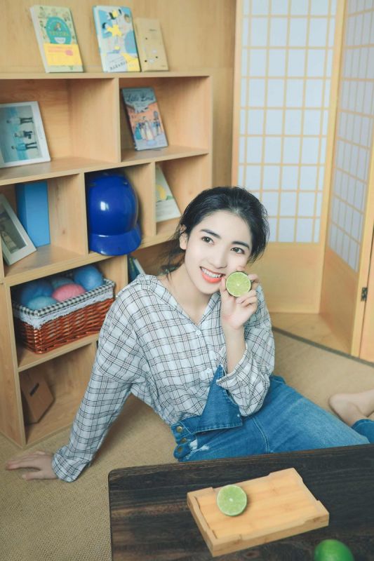 牛仔背带裤青春少女格子衬衫居家长腿性感写真