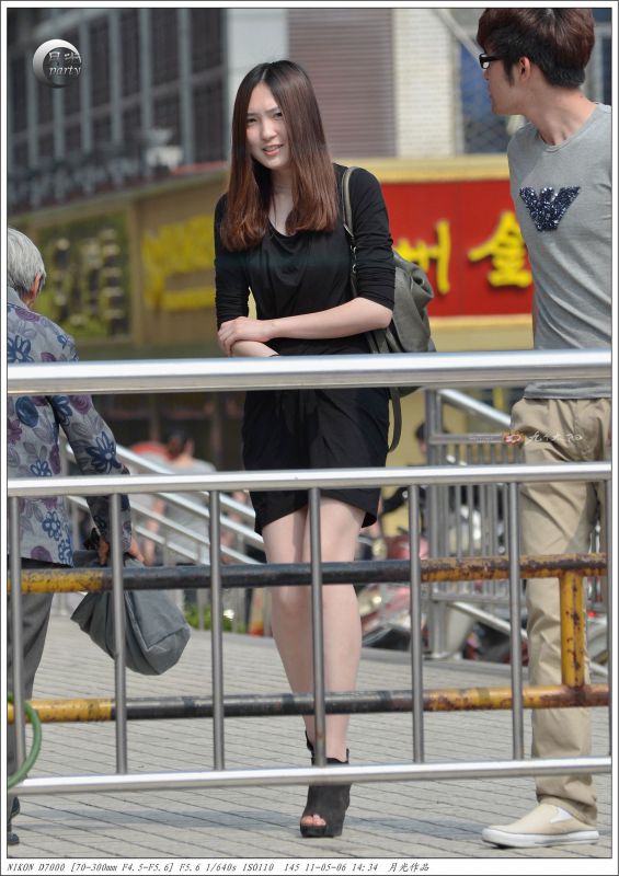 街拍碎花长裙美女迷人写真