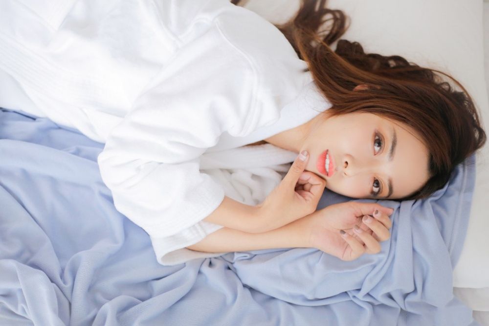 浓眉亮眼美女床上性感白纱娇体丰腴翘臀诱惑写真