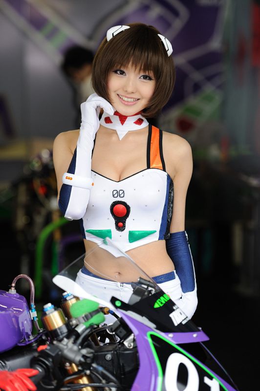 性感车模水谷望爱大秀迷人乳沟