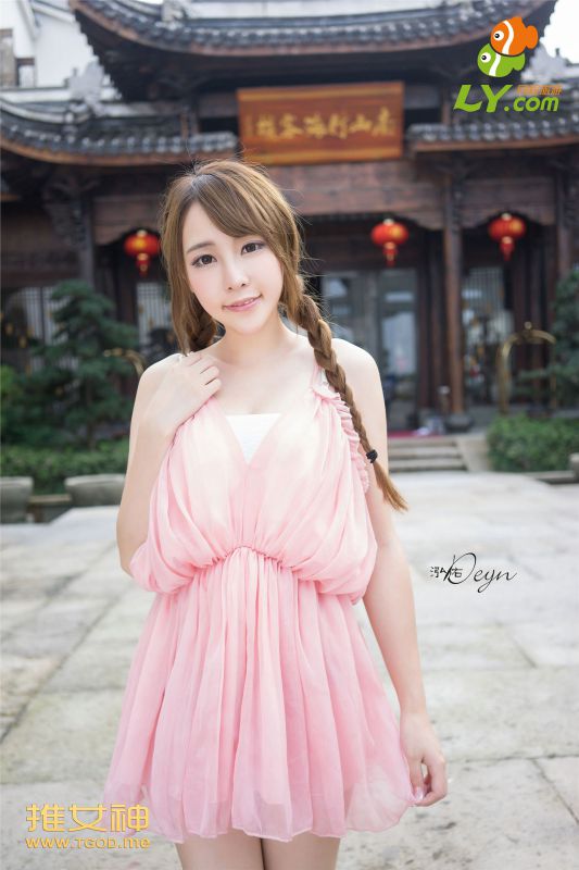 比基尼少女黄梦羡旅拍秀傲人双峰写真