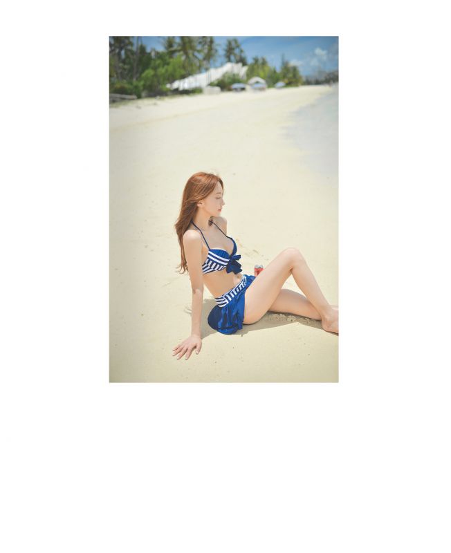 韩国泳装少女海边大秀迷人乳沟