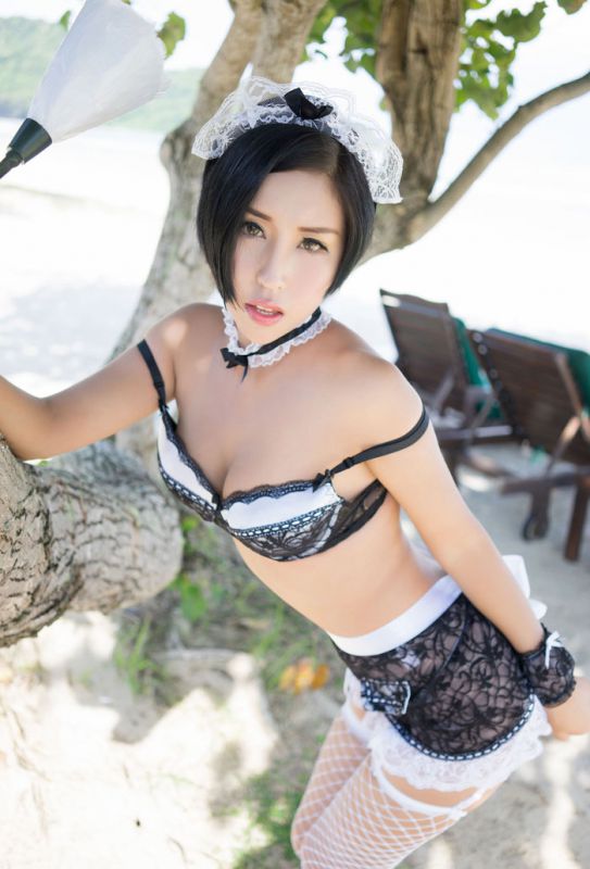 女仆装美女娜依灵儿户外性感写真