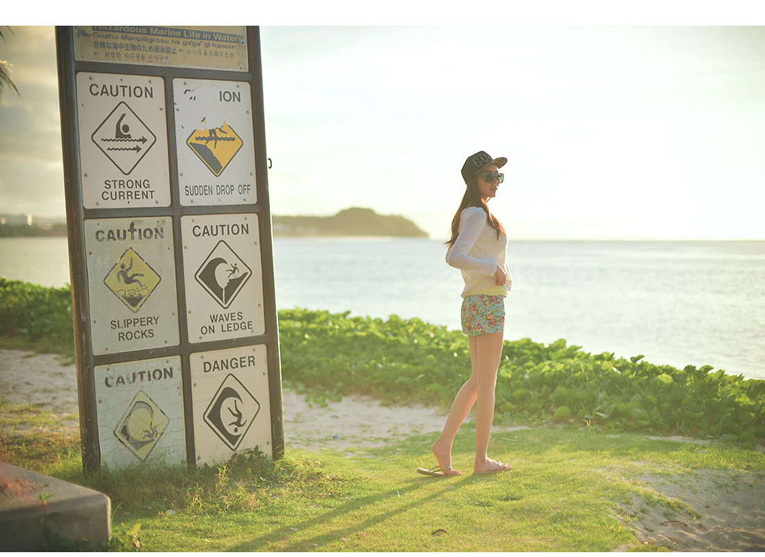 韩国泳装少女海边大秀迷人乳沟
