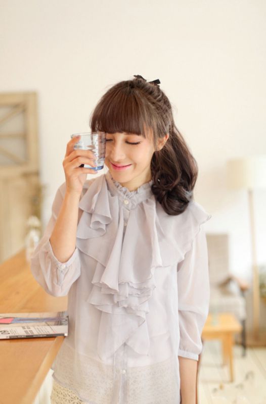 清纯长发美女室内唯美私房写真
