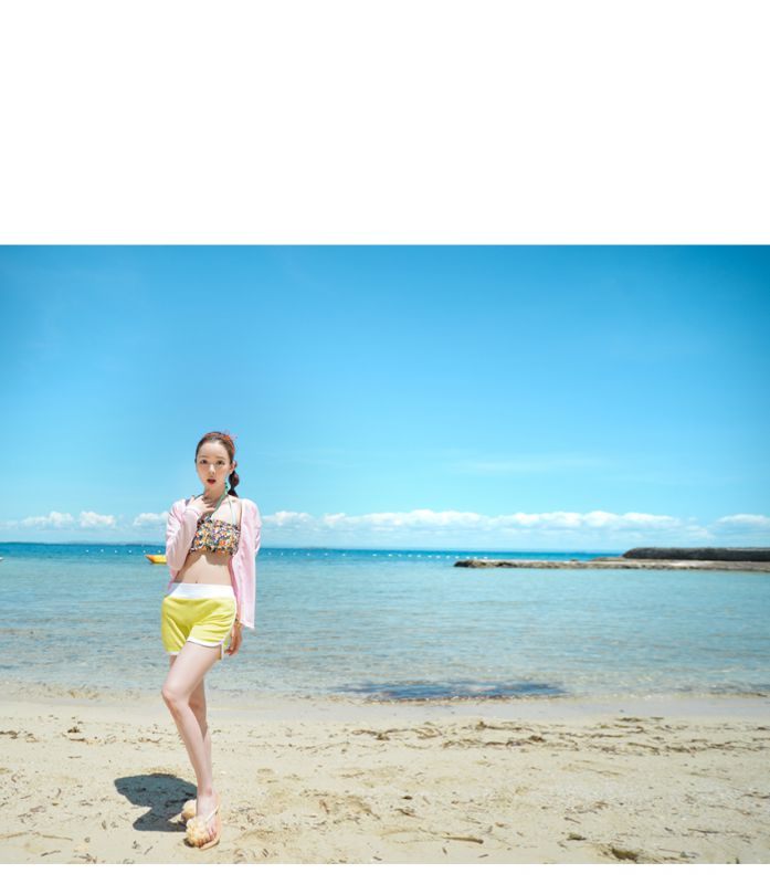 韩国泳装少女海边大秀迷人乳沟