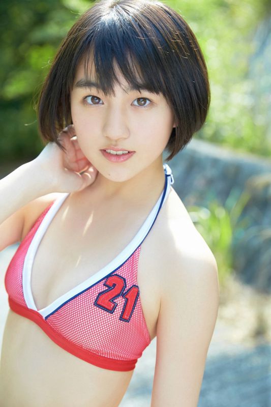 日本学生制服美女户外清纯图片