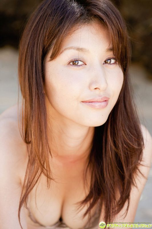 比基尼女优户外性感写真照