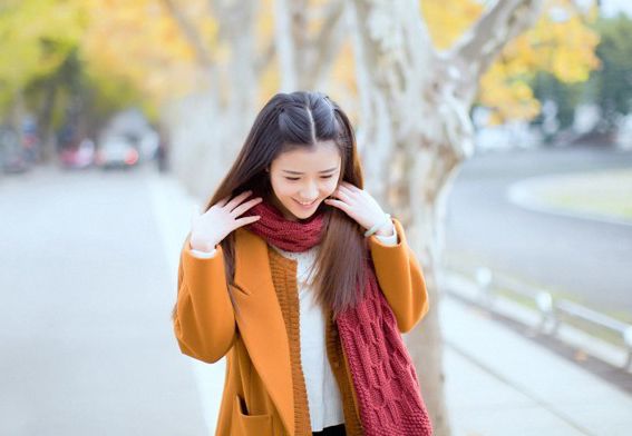 清纯少女户外迷人笑容写照