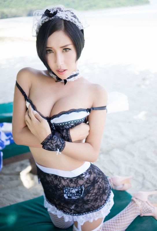 女仆装美女娜依灵儿户外性感写真