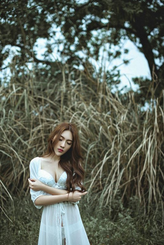 酥胸美女户外性感写真集