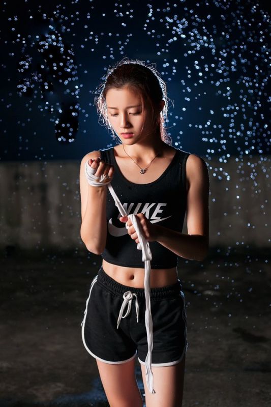 可爱运动装美女室内高清写真