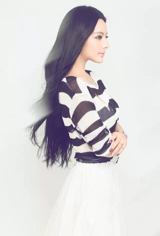 清纯美女冯雨芝户外迷人写真照