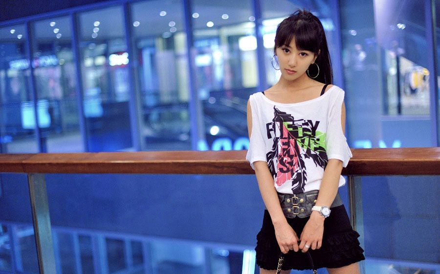 街拍美女刘子淇高清迷人写照