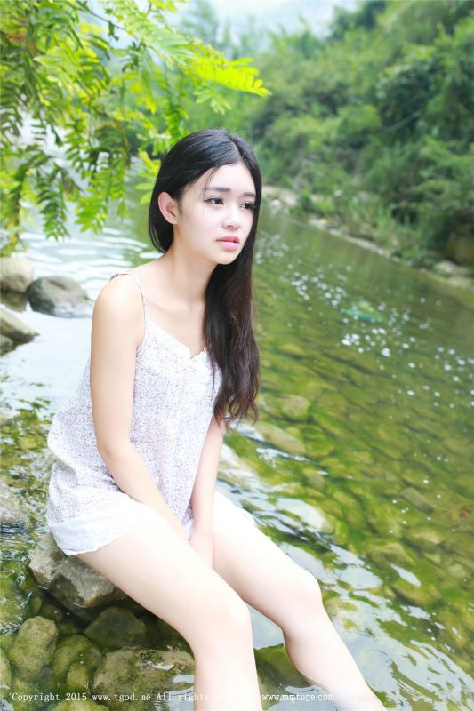 比基尼模特果味包子溪间大秀傲人曲线身材