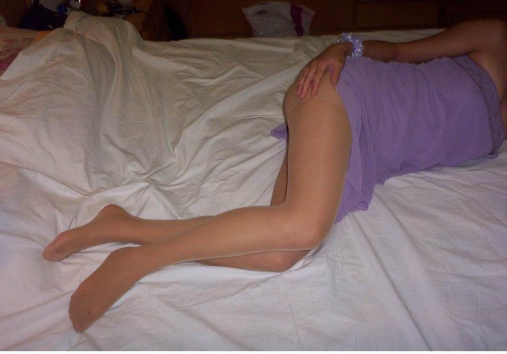 丝袜美女户外诱人写真照