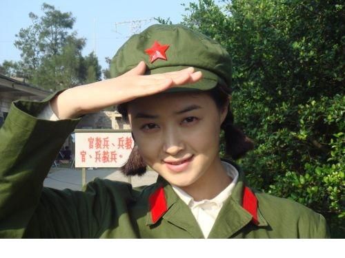 古装美女明星蒋欣活泼素颜生活照