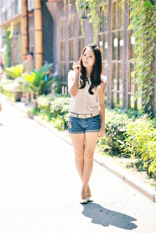 阳光美女时尚街拍气质迷人