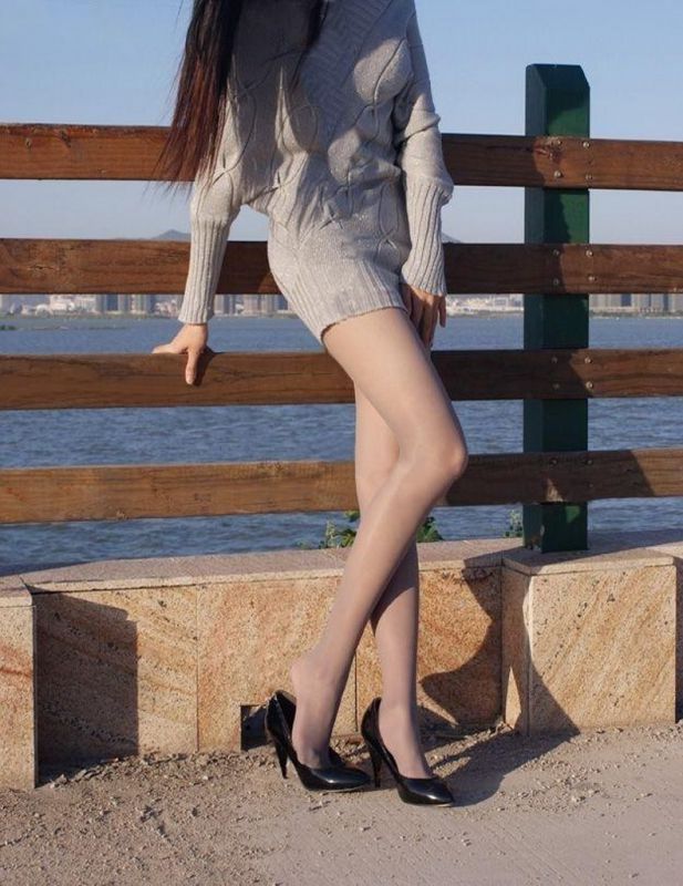 酥胸美女私房黑丝诱惑写真
