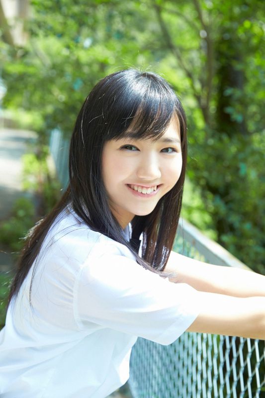 日本学生制服美女户外清纯图片