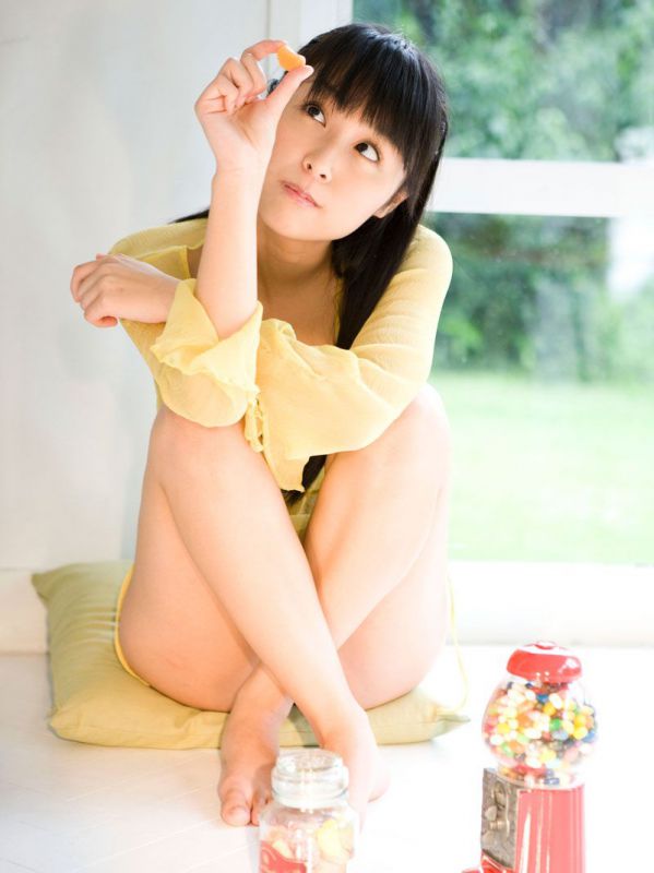 妩媚比基尼美眉大秀翘臀室内写真