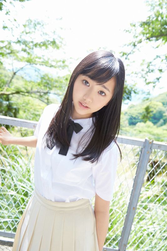 日本学生制服美女户外清纯图片