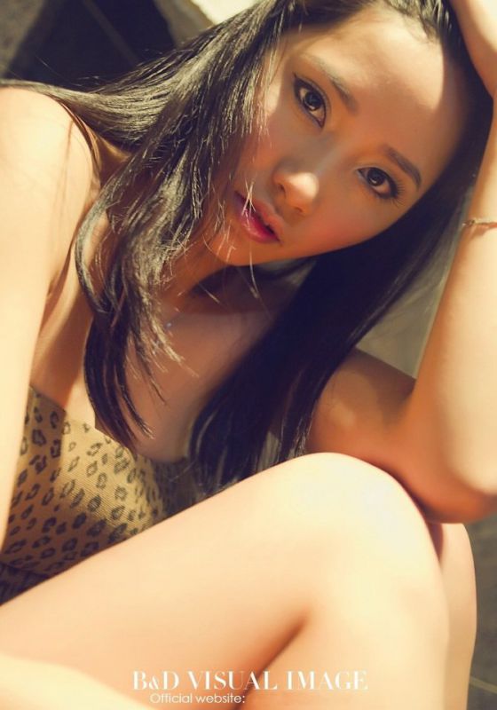 甜美女神床上黑色比基尼诱惑写照