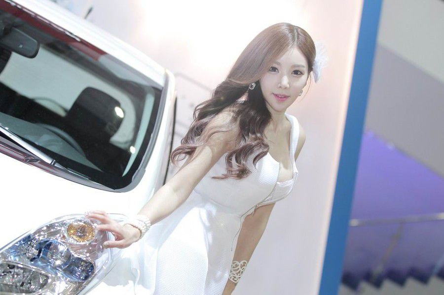 性感韩国美女李真英车展写真