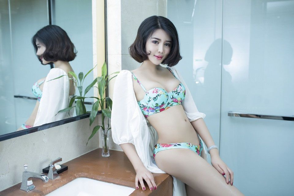 性感酥胸内衣美女浴室诱人写真