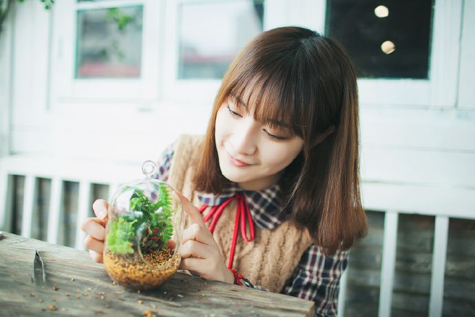 短发自然美女室内迷人写真