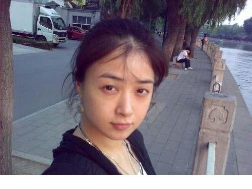 古装美女明星蒋欣活泼素颜生活照