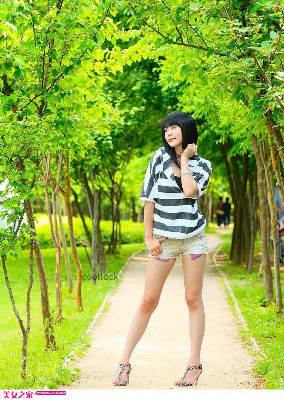 清新美女车模李智友迷人写真