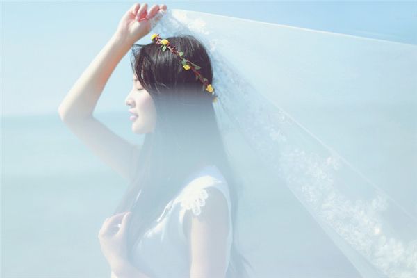 清纯美女海边迷人写真照