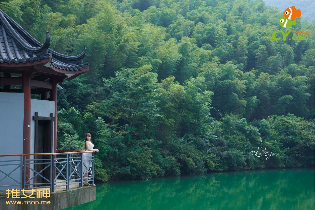 比基尼少女黄梦羡旅拍秀傲人双峰写真