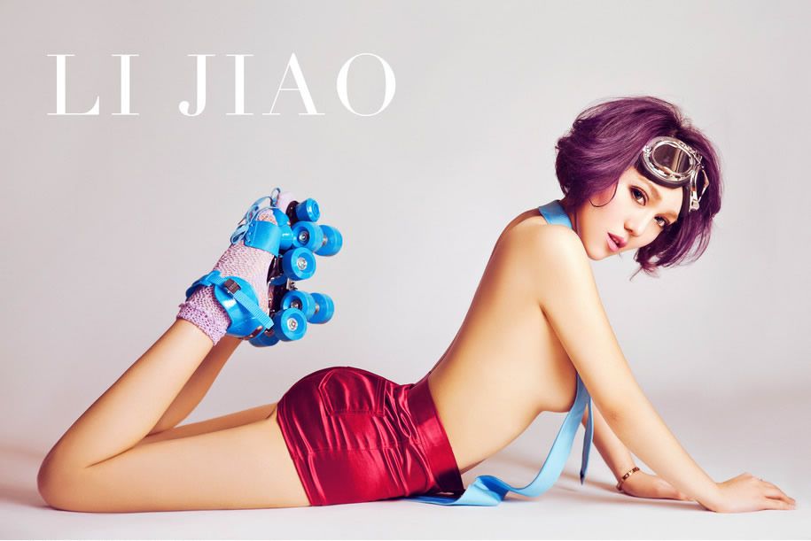 短发美女室内秀巨乳写真