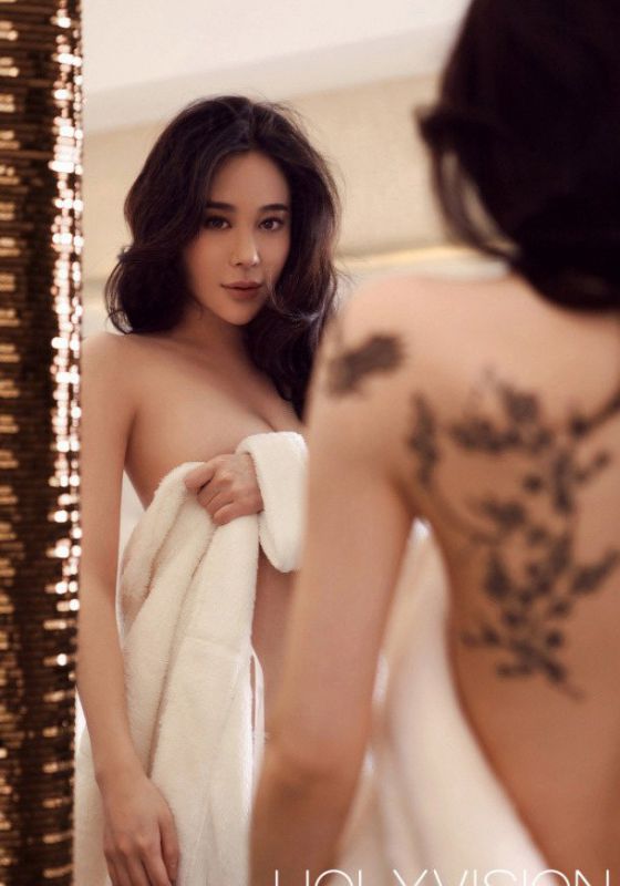 非主流纹身美女半裸身体诱惑写真