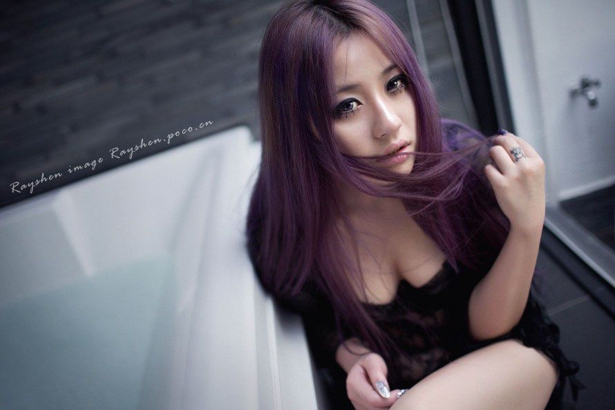 黑色内衣少女秀白嫩美胸