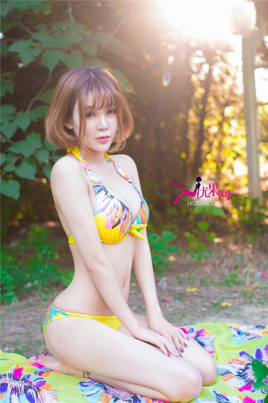 短发美女Alin户外酥胸诱惑写照