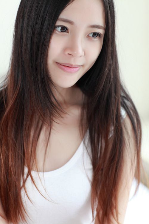 甜美女孩室内白衣迷人图片