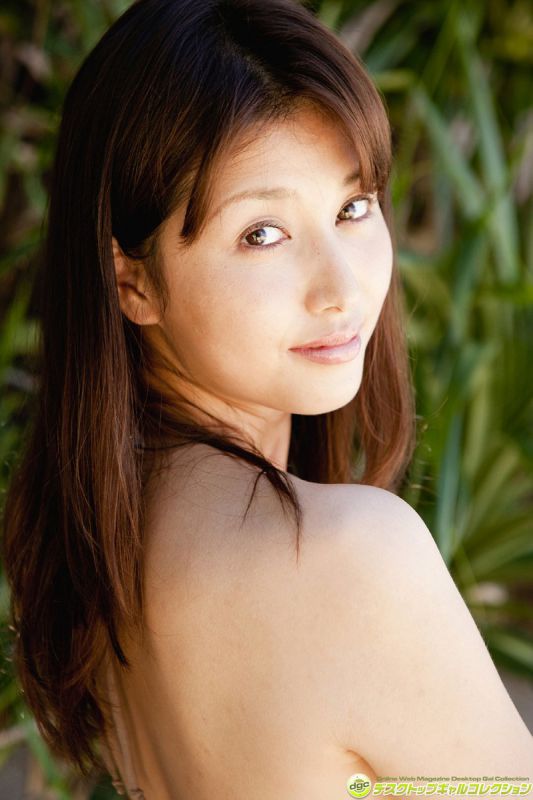 比基尼女优户外性感写真照